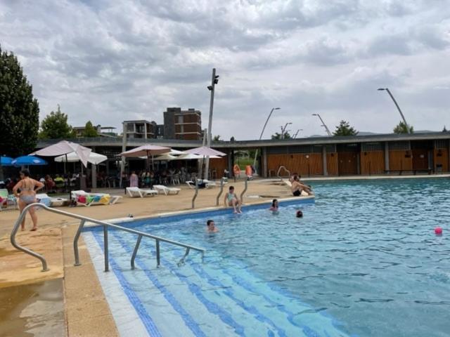 Chalet Adosado Entero, Bbq Y Piscina Comunitaria Sabiñánigo Εξωτερικό φωτογραφία