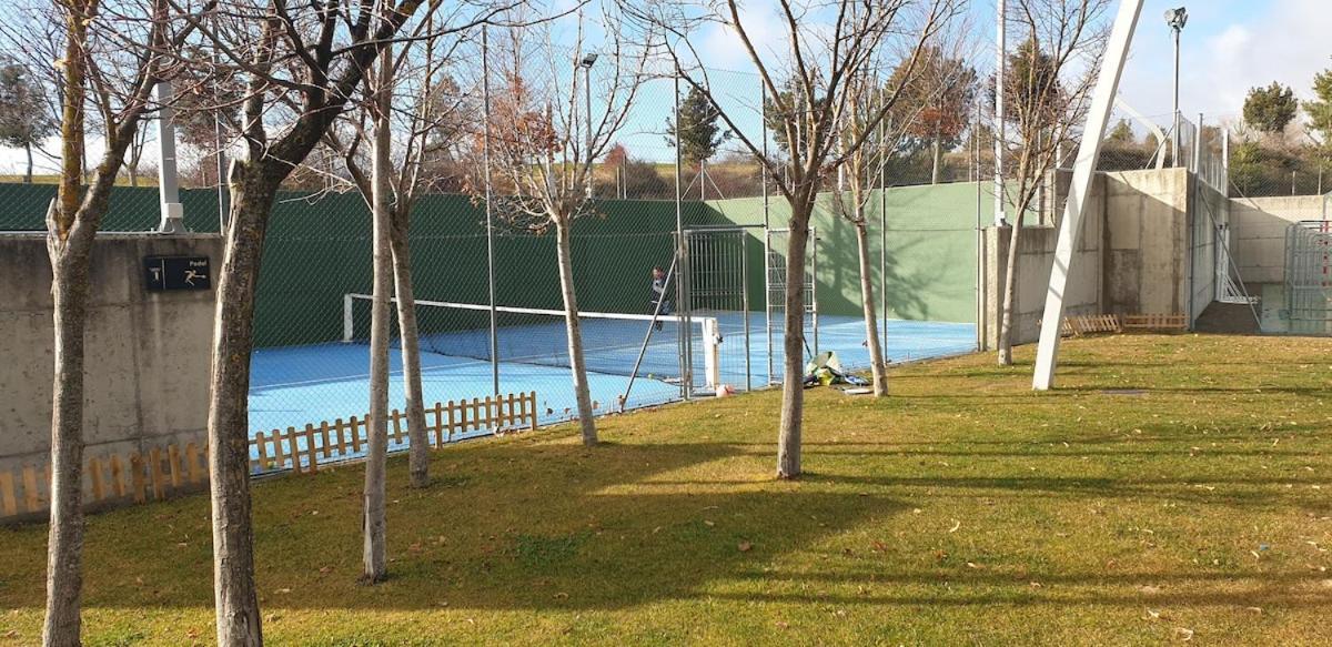 Chalet Adosado Entero, Bbq Y Piscina Comunitaria Sabiñánigo Εξωτερικό φωτογραφία