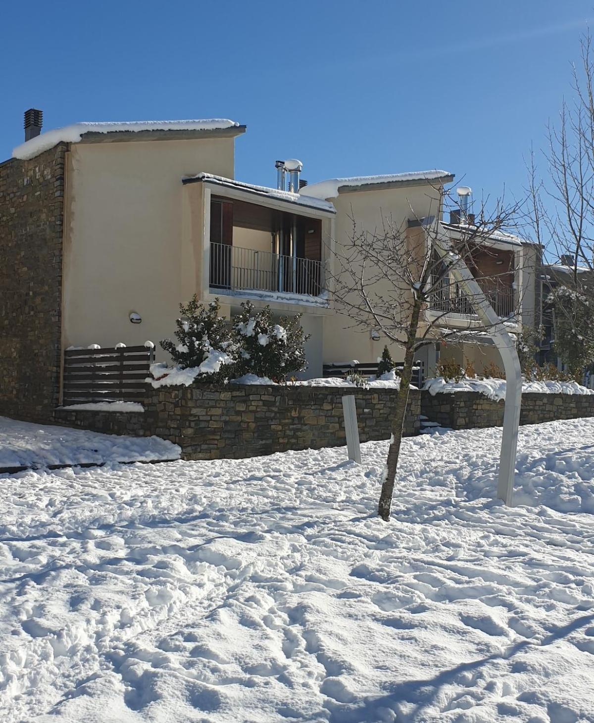 Chalet Adosado Entero, Bbq Y Piscina Comunitaria Sabiñánigo Εξωτερικό φωτογραφία
