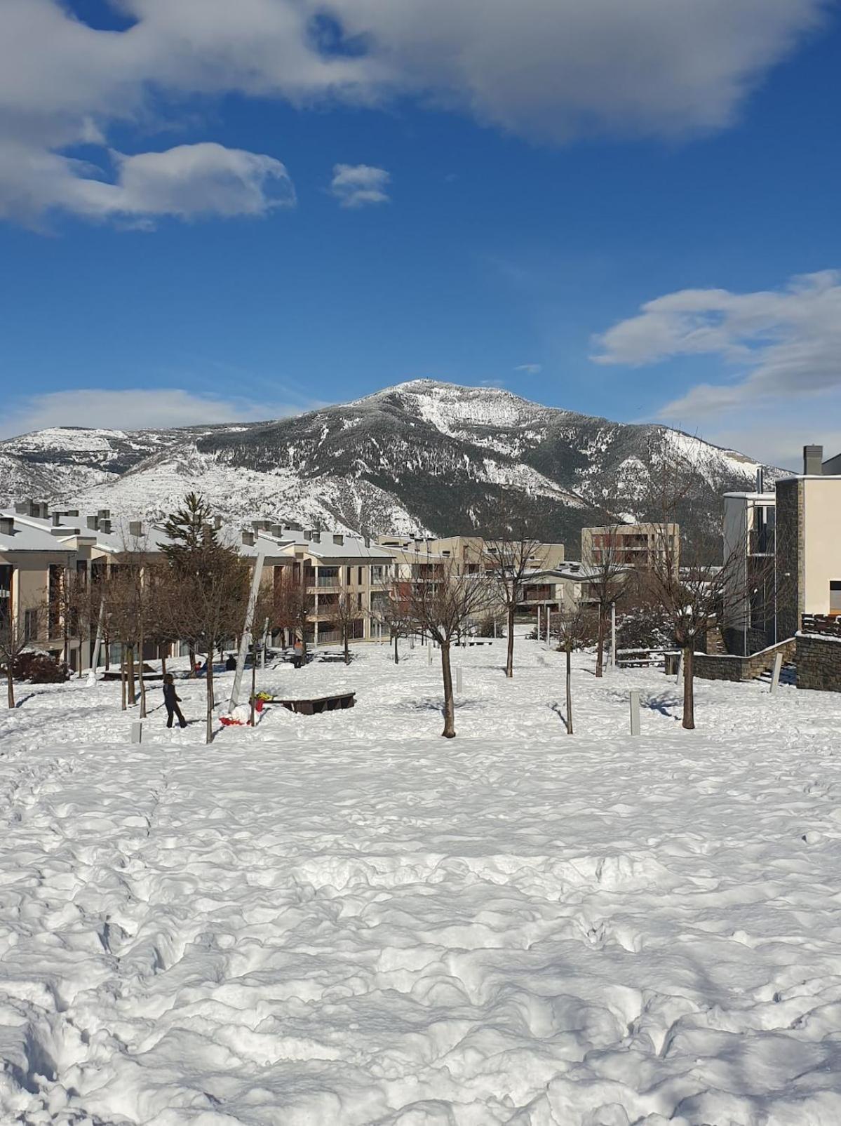 Chalet Adosado Entero, Bbq Y Piscina Comunitaria Sabiñánigo Εξωτερικό φωτογραφία