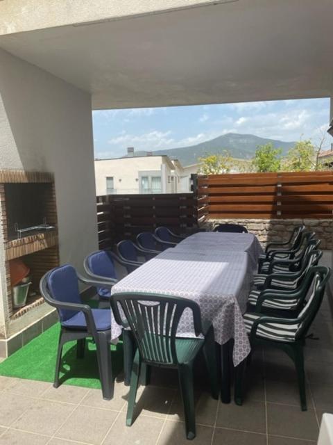 Chalet Adosado Entero, Bbq Y Piscina Comunitaria Sabiñánigo Εξωτερικό φωτογραφία